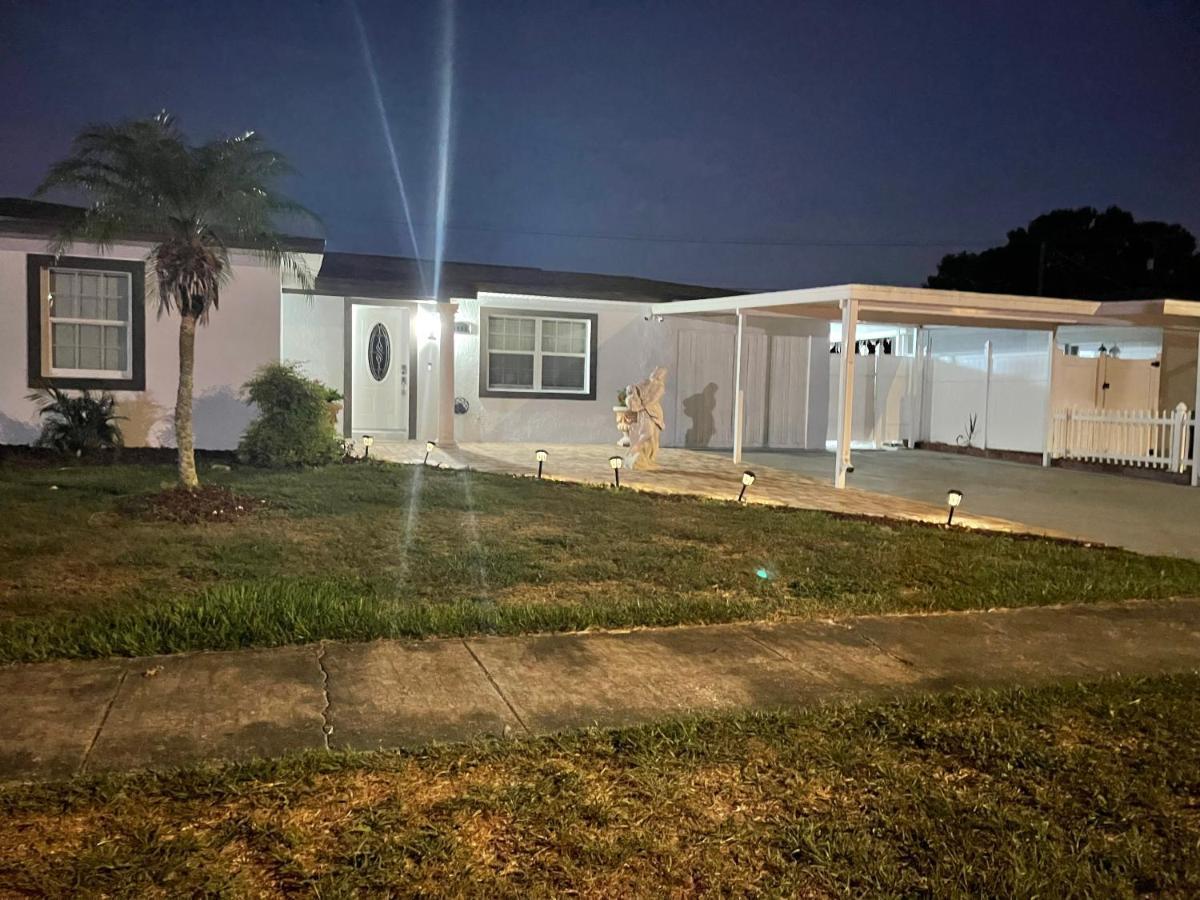 House Of The Statue Of Adrianne Villa Tampa Exterior photo