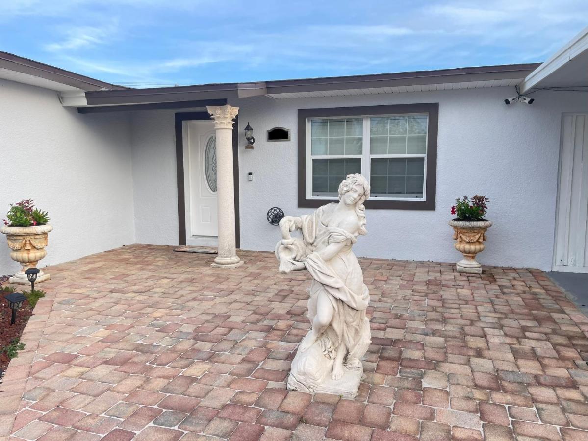 House Of The Statue Of Adrianne Villa Tampa Exterior photo
